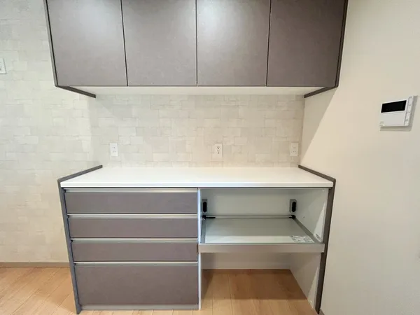 【キッチン】家電置き場や食器棚にご利用いただけるカップボード付きです。