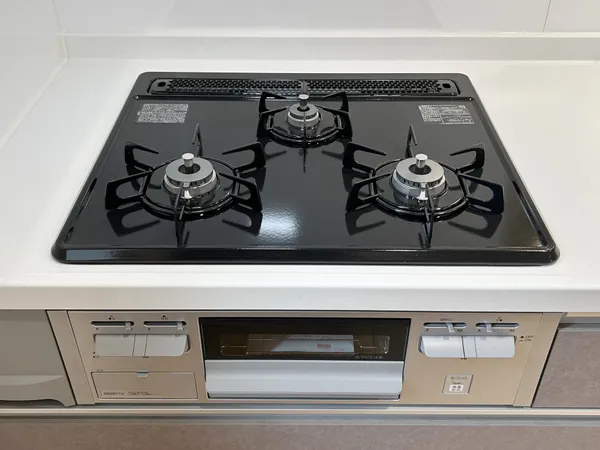 【キッチン】同時調理で家事の効率をあげてくれる3口ガスコンロ。グリルを含む計4ヶ所で同時調理が可能です。ガラストップで汚れが拭き取りやすく、調理後のお手入れが楽です。