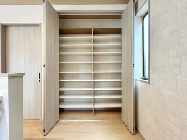 【パントリー】パントリーがあり、食料品や日用品の買い置きの収納に便利です。