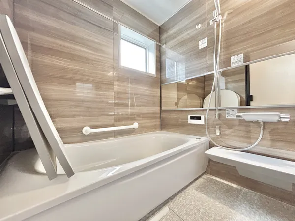 【ユニットバス】浴室には明るい光が入る窓があります。換気も効率的にでき、快適にお使いいただけます。