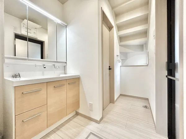 【洗面脱衣室】洗面ボウル下部に収納があり、化粧品や洗面用品、掃除用具なども保管していただけます。