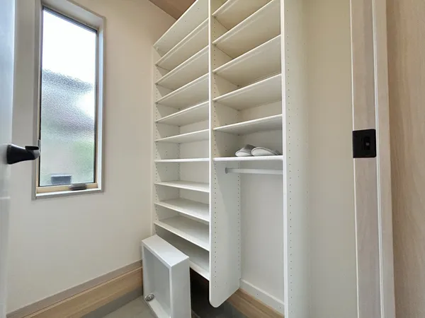 【シューズクローク】便利なシューズクローク付き。靴の他、季節用品などもしまえます。