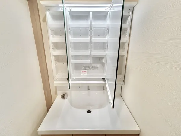 【洗面台】たっぷり収納できる三面鏡の化粧台です。