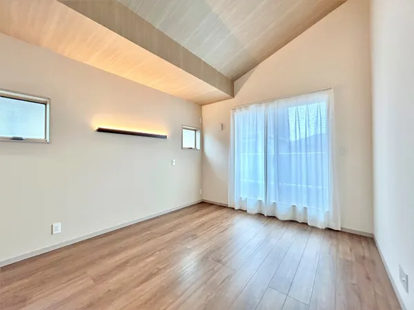 【洋室　約7帖】間接照明がオシャレな勾配天井です。このお家で一番広い約7帖の主寝室です。