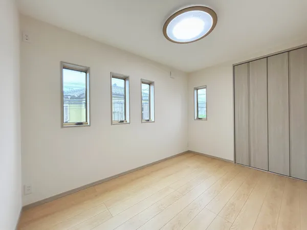 【洋室　約5.75帖】ナチュラルな木目調のシンプルな内装の居室です。