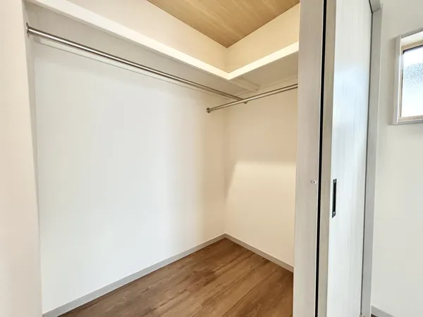 【ウォークインクローゼット】ご家族のお洋服をスッキリ収納できるウォークインクローゼット。