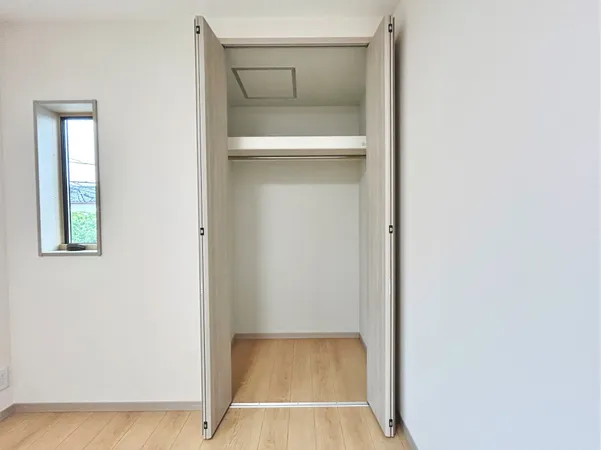 【収納】ハンガーパイプがあり、洋服を掛けて保管しておくことができます。