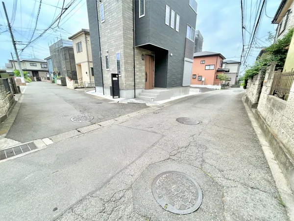 【前面道路含む外観】