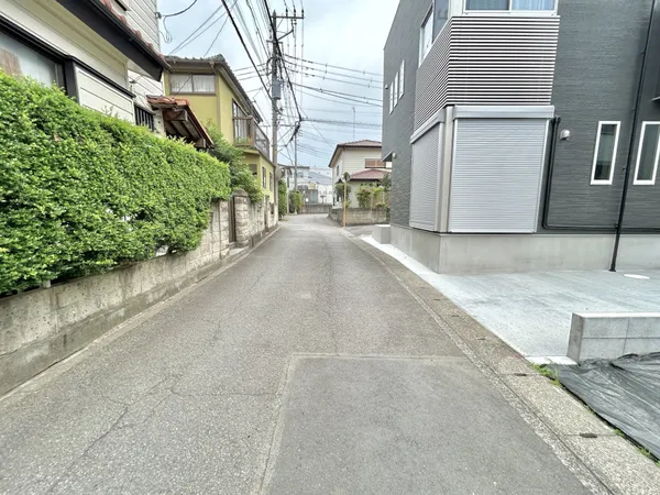 【前面道路含む外観】