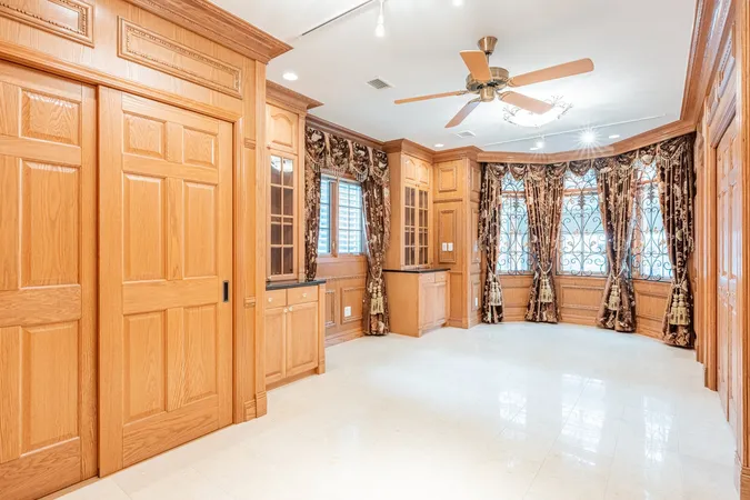 １階洋室。南に面した窓からは暖かな自然光を感じる事ができます。