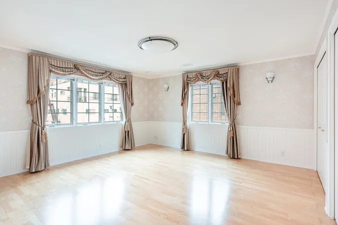 洋室（約１３．０帖）床暖房、照明・カーテン付