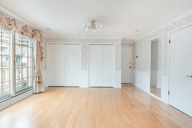 洋室（約１２．７帖）床暖房、照明・カーテン付