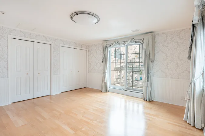 洋室（約１２．２帖）床暖房、照明・カーテン付