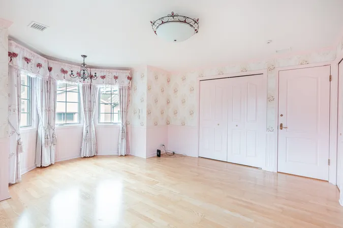 洋室（約１２．４帖）床暖房、照明・カーテン付