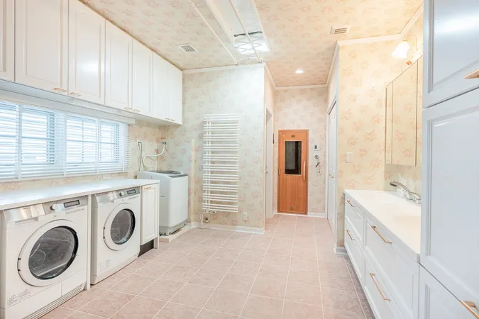 １階洗面室（洗濯機付）