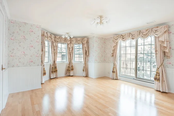 洋室（約１２．７帖）床暖房、照明、カーテン付