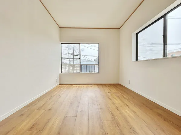 洋室（約６．０帖）。２面採光のため明るい室内です。
