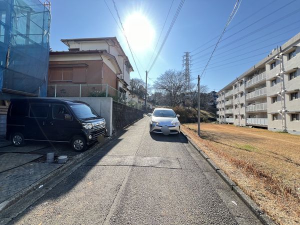 伊勢原市八幡台1丁目 新築戸建 1号棟 前面道路含む外観