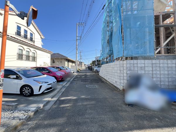 伊勢原市八幡台1丁目 新築戸建 3号棟 前面道路含む外観