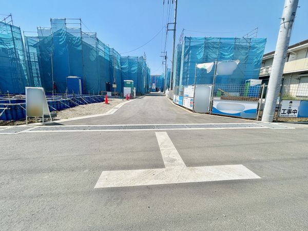 厚木市金田 新築戸建 3号棟 前面道路含む外観 厚木市金田 新築戸建 3号棟 前面道路含む外観