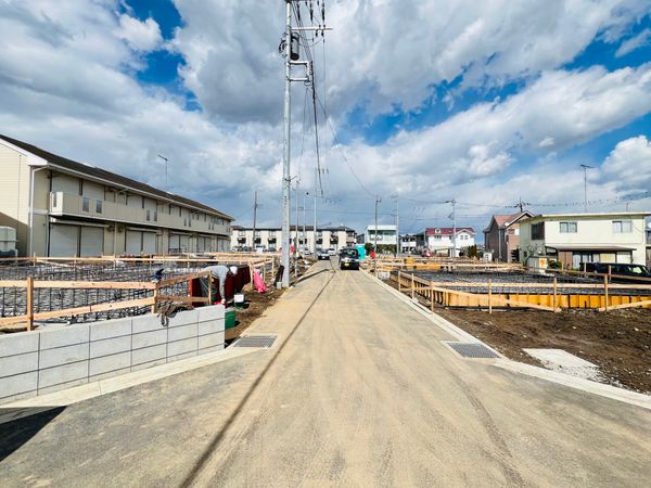 前面道路含む外観