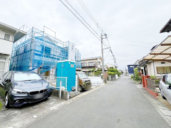 伊勢原市桜台5丁目 新築戸建 1号棟 前面道路含む外観