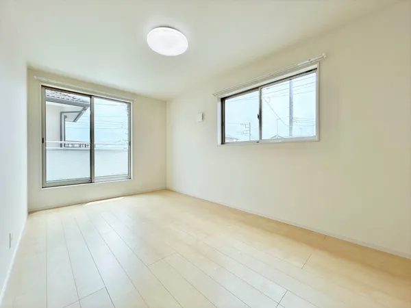 洋室（約７．５帖）。南東バルコニーに面しており自然光を感じられるお部屋です。