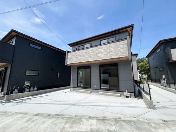 厚木市岡田4丁目 新築3号棟 前面道路含む外観 厚木市岡田4丁目 新築3号棟 前面道路含む外観