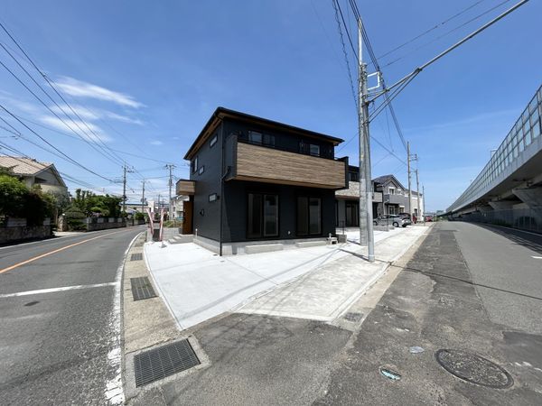 厚木市岡田4丁目 新築4号棟 前面道路含む外観 厚木市岡田4丁目 新築4号棟 前面道路含む外観
