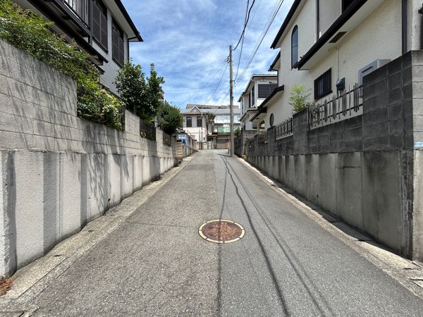 綾瀬市寺尾西3丁目 古屋付き土地 前面道路含む外観 前面道路含む外観