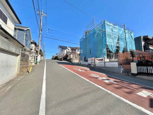 海老名市国分寺台5丁目 新築戸建 1号棟 前面道路含む外観 海老名市国分寺台5丁目 新築戸建 1号棟 前面道路含む外観
