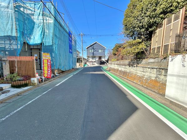海老名市国分寺台5丁目 新築戸建 1号棟 前面道路含む外観 海老名市国分寺台5丁目 新築戸建 1号棟 前面道路含む外観