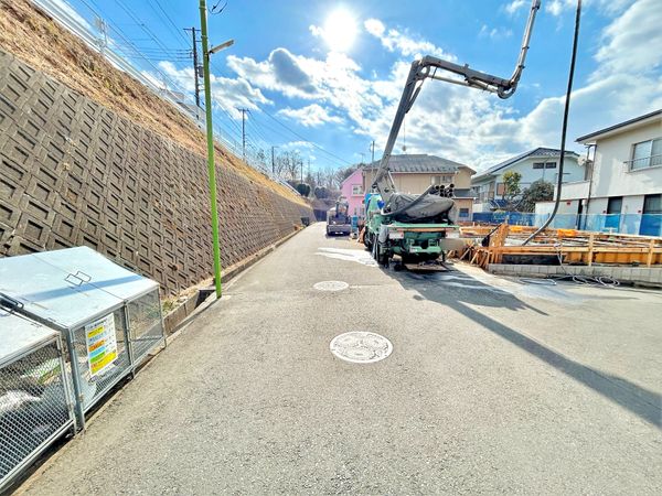 座間市明王 新築戸建1号棟 前面道路含む外観