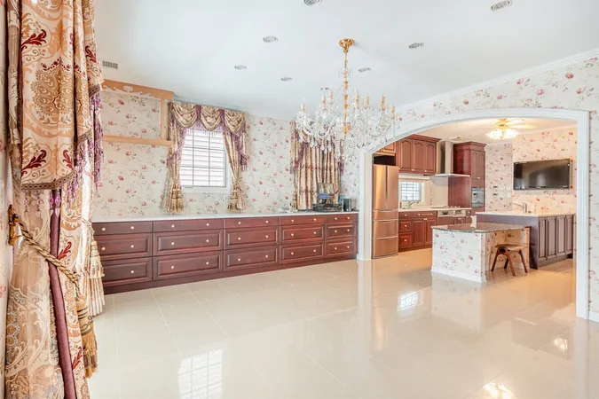 ダイニング（約１５．０帖）床暖房、照明、カーテン付