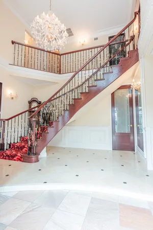 開放的な吹き抜けのある玄関。階段は趣あるらせん状設計です。