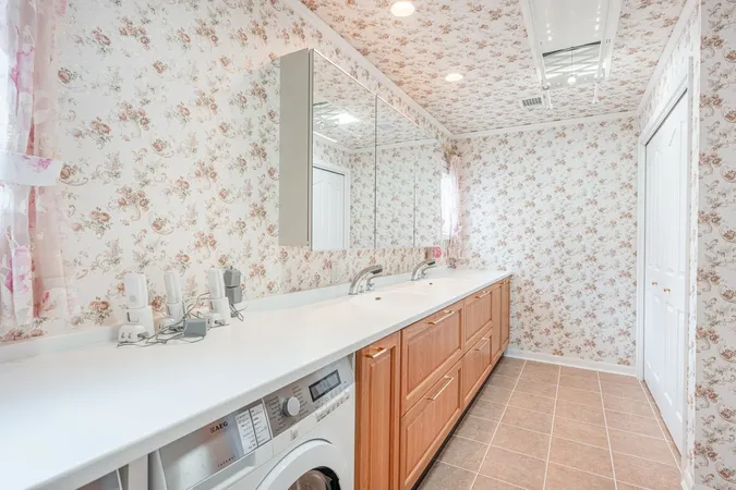 ２階洗面室（洗濯機付）