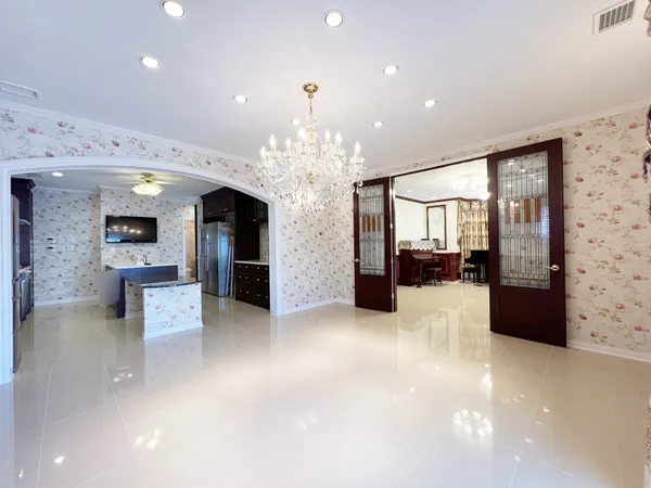 ダイニングルーム（床暖房、照明、カーテン付）