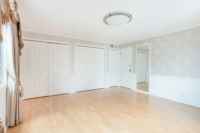 洋室（約１３．０帖）床暖房、照明、カーテン付