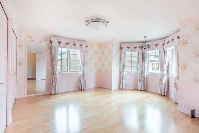 洋室（約１２．４帖）床暖房、照明、カーテン付