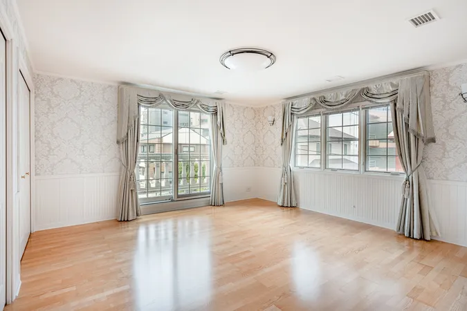 洋室（約１２．２帖）床暖房、照明、カーテン付