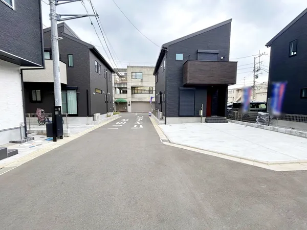 【前面道路】駅至近で通勤・通学に便利です。