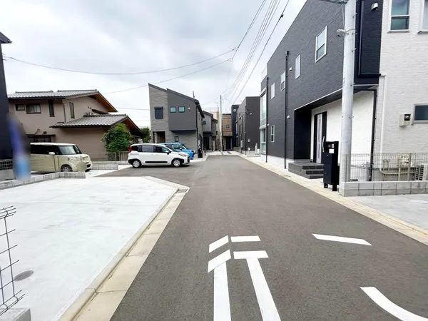 【前面道路】スーパーまで徒歩４分。ドラッグストア・コンビニまで徒歩2分。