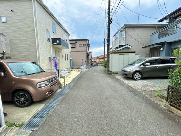 座間市西栗原1丁目 新築戸建 1号棟 前面道路含む外観