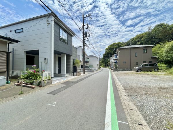 綾瀬市寺尾台4丁目 新築戸建 前面道路含む外観 綾瀬市寺尾台4丁目 新築戸建 前面道路含む外観