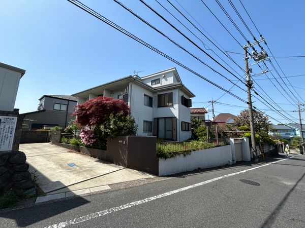 町田市本町田 古家付き土地 前面道路含む外観 町田市本町田 古家付き土地 前面道路含む外観