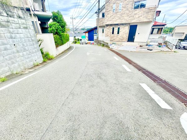 真光寺3丁目 新築戸建 前面道路含む外観 真光寺3丁目 新築戸建 前面道路含む外観