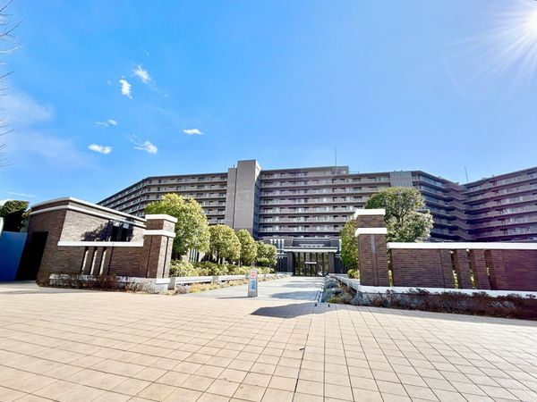 ユニヴェルシオール学園の丘 外観