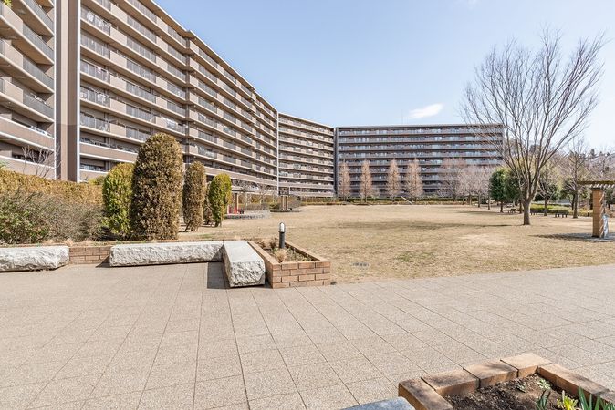 ユニヴェルシオール学園の丘 庭 ユニヴェルシオール学園の丘 庭