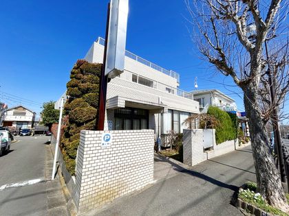 青葉区奈良町 診療所兼戸建 前面道路含む外観