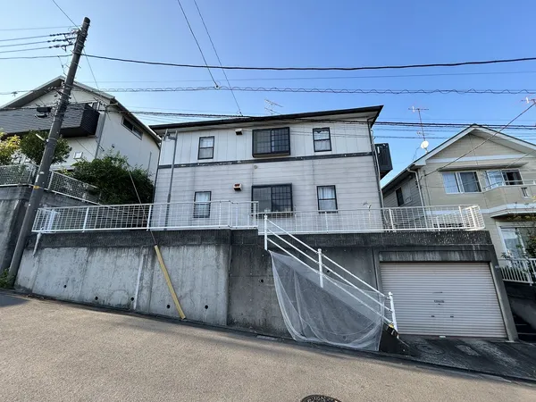 小田急電鉄小田原線「鶴川」駅バス9分「八幡神社前」停歩6分。